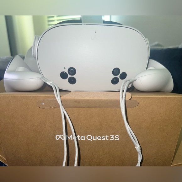 Quest 3S VR Headset - White - Picture 1 of 8